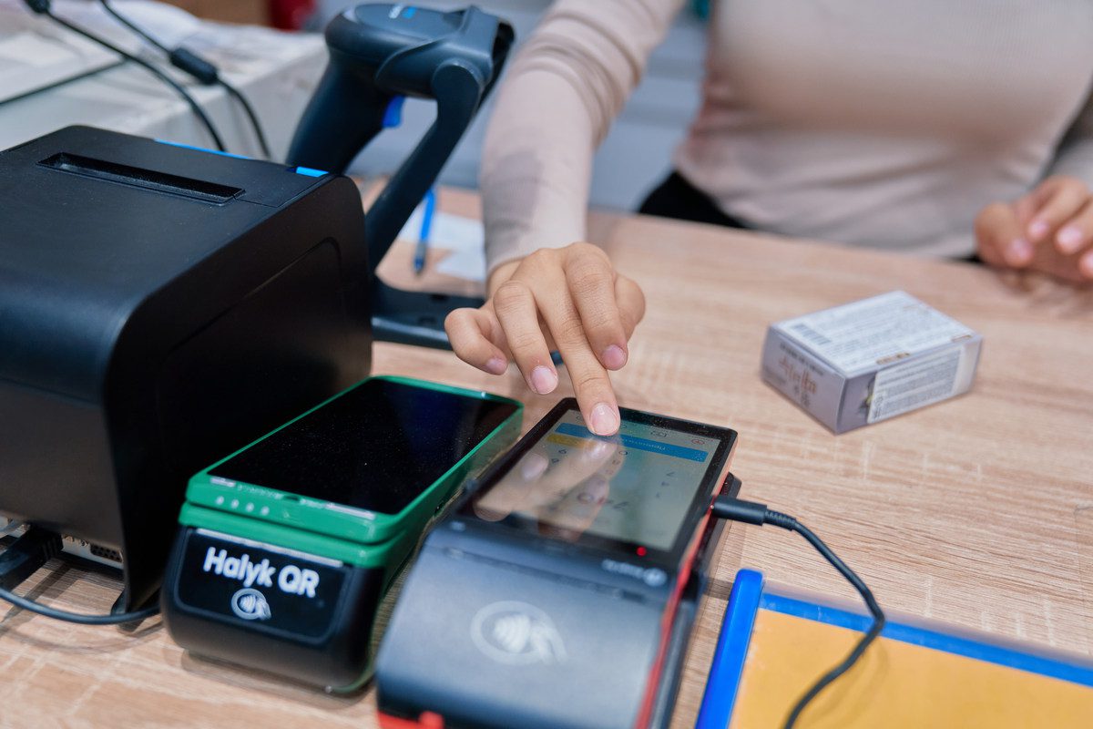 Безопасность мобильных переводов: когда они лучше, чем пополнение через банкомат