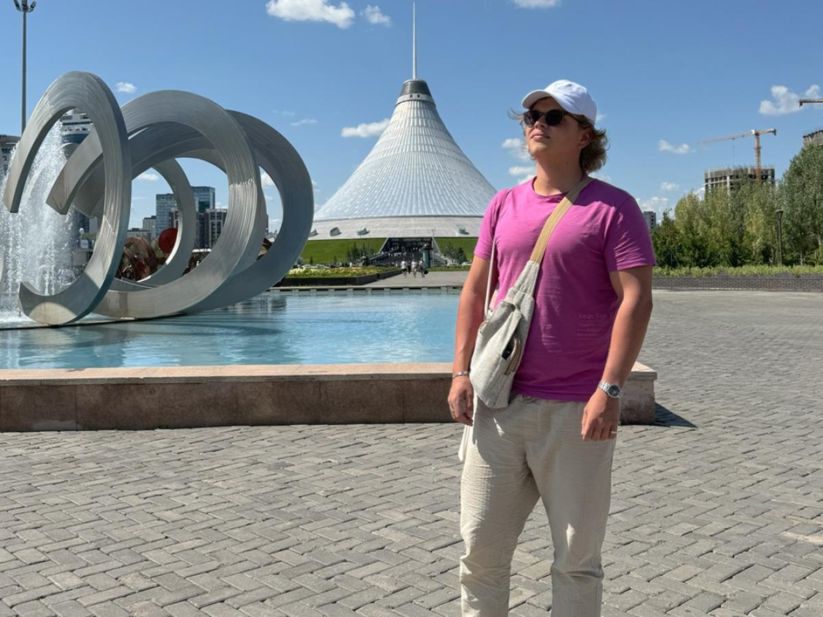 Парень из Алматы стал звездой Instagram, объясняя математику простым языком